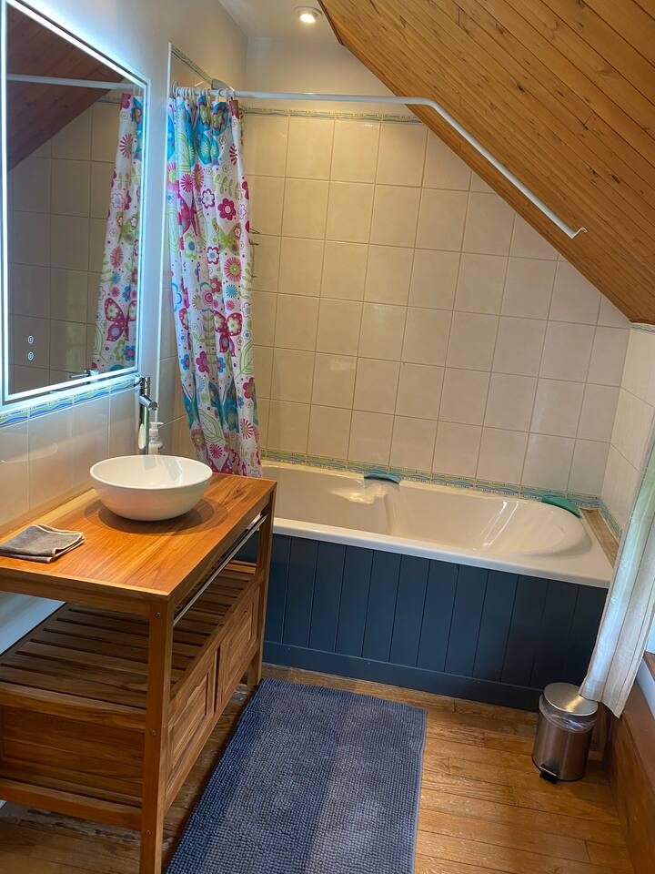 La salle de douche de La Noirval Famille