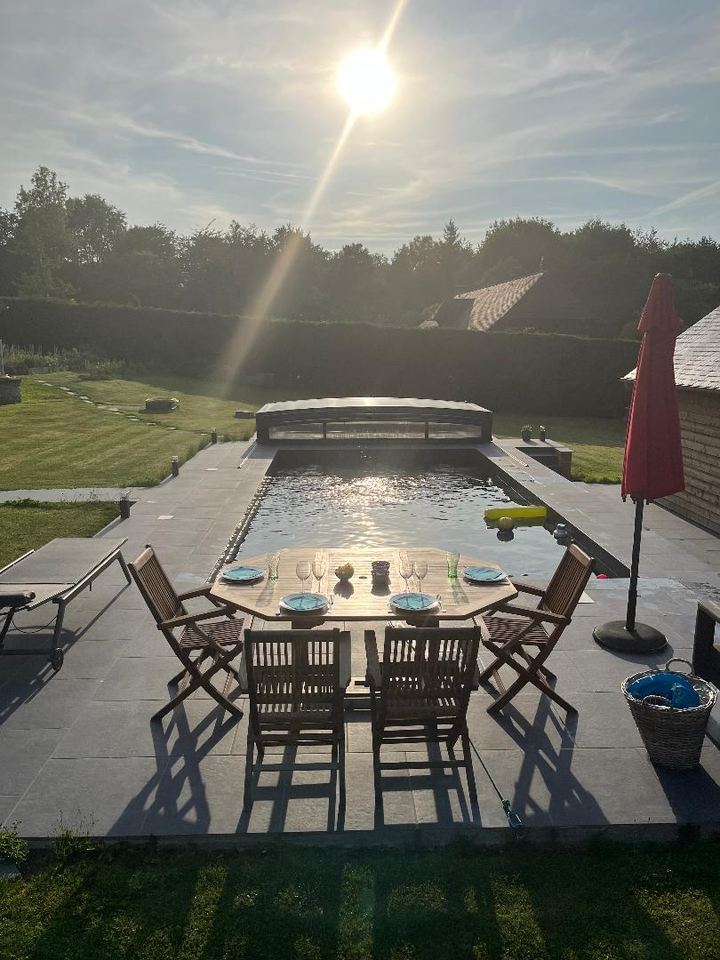 Un repas au bord de la piscine